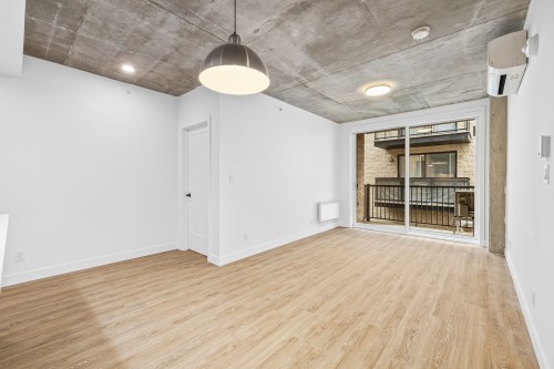 Salon - 304-6095 Boul. Gouin O., Montréal (Ahuntsic-Cartierville), QC 