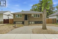 818 Grandview STREET W  Moose Jaw, SK S6H 5L8