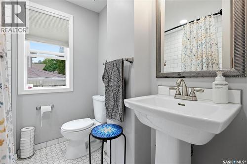 1054 Clifton Avenue, Moose Jaw, SK 