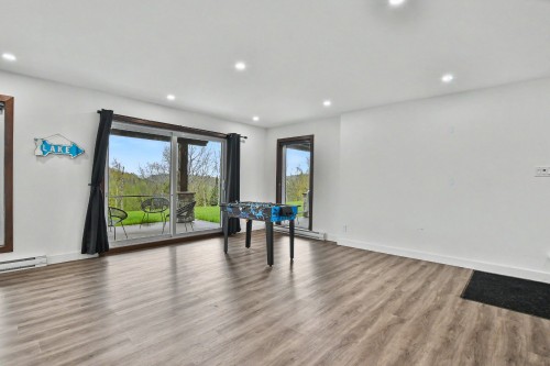 Family Room - 130 Allée Du 2E, Mont-Blanc, QC 