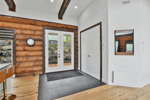 Mud Room - 130 Allée Du 2E, Mont-Blanc, QC 