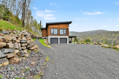 Parking - 130 Allée Du 2E, Mont-Blanc, QC 