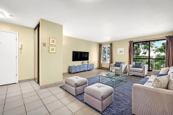 201-2490 Rue St-Antoine O.  Montréal (Le Sud-Ouest), QC H3J 2S2