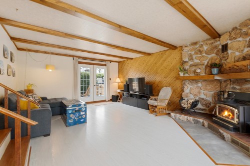 Salon - 14 Rue Simard, Saint-Hippolyte, QC 