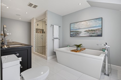 Master Bathroom - 22 Av. Angell, Beaconsfield, QC 