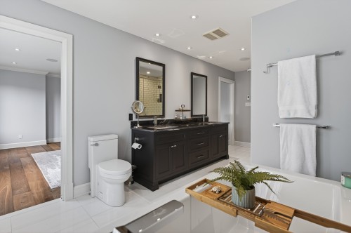 Master Bathroom - 22 Av. Angell, Beaconsfield, QC 