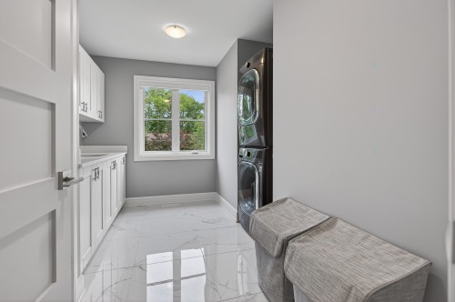Laundry - 22 Av. Angell, Beaconsfield, QC 