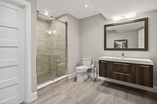Bathroom - 22 Av. Angell, Beaconsfield, QC 