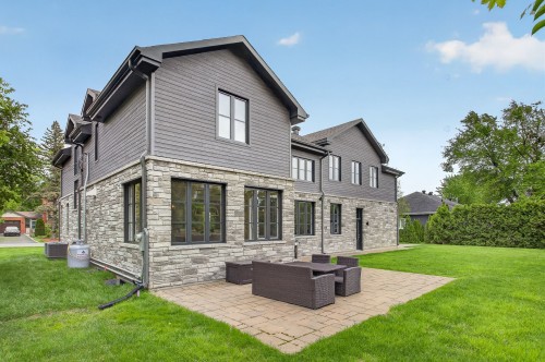 Courtyard - 22 Av. Angell, Beaconsfield, QC 