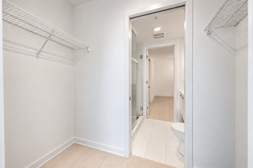 Penderie (Walk-in) - 3614-1288 Av. Des Canadiens-De-Montréal, Montréal (Ville-Marie), QC 