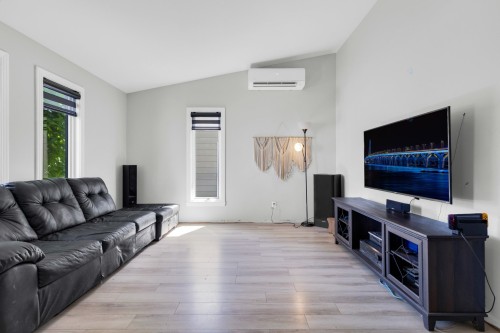 Salon - 490 25E Avenue, Saint-Jérôme, QC 