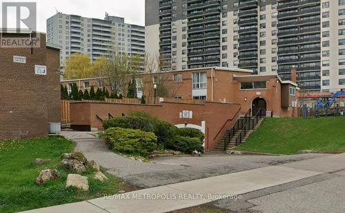 11 - 10 LEITH HILL ROAD  Toronto, ON M2J 1Z2