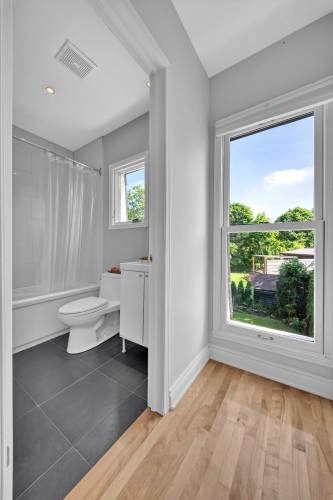 Salle de bains attenante à la CCP - 159 Av. Hillcrest, Montréal (Lachine), QC 