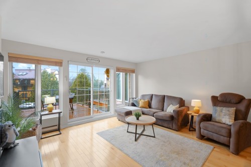 Salon - 122 Av. Hochar, Saint-Sauveur, QC - Indoor Photo Showing Living Room