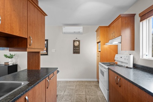 Cuisine - 122 Av. Hochar, Saint-Sauveur, QC - Indoor Photo Showing Kitchen