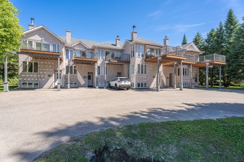 Façade - 122 Av. Hochar, Saint-Sauveur, QC - Outdoor
