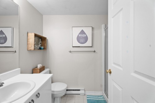 Salle de bains - 122 Av. Hochar, Saint-Sauveur, QC - Indoor Photo Showing Bathroom
