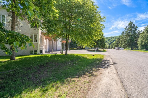 Rue - 122 Av. Hochar, Saint-Sauveur, QC - Outdoor