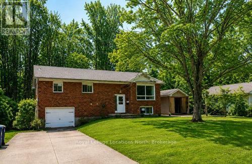 40 RUE VANIER  Tiny, ON L9M 0J2