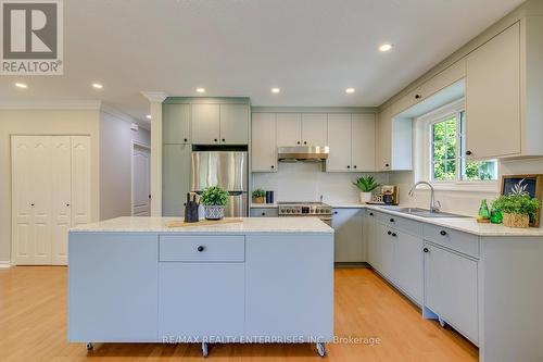 Island with fold-out breakfast table - 1027 Argus Drive, Mississauga, ON 