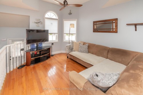 14 Hewitt Place, Barrie, ON - Indoor Photo Showing Living Room