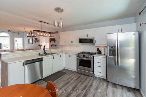 14 Hewitt Place, Barrie, ON - Indoor Photo Showing Kitchen With Stainless Steel Kitchen With Double Sink With Upgraded Kitchen