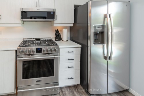 14 Hewitt Place, Barrie, ON - Indoor Photo Showing Kitchen With Stainless Steel Kitchen