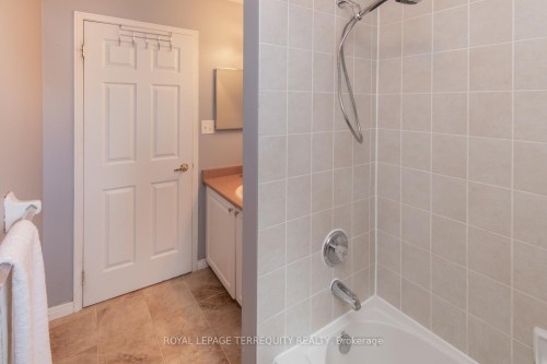 14 Hewitt Place, Barrie, ON - Indoor Photo Showing Bathroom