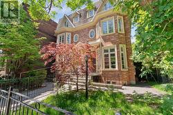 8 HUNTLEY STREET  Toronto, ON M4Y 2K6