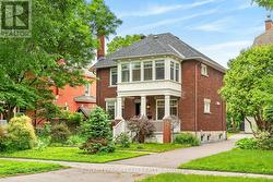 318 CLEMOW AVENUE  Ottawa, ON K1S 2B8