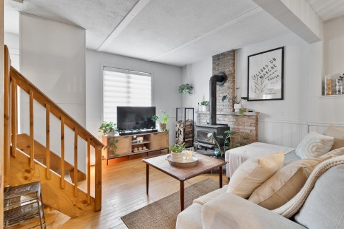 Salon - 462 Rue Des Pins, Compton, QC 