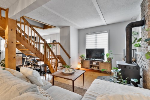 Salon - 462 Rue Des Pins, Compton, QC 