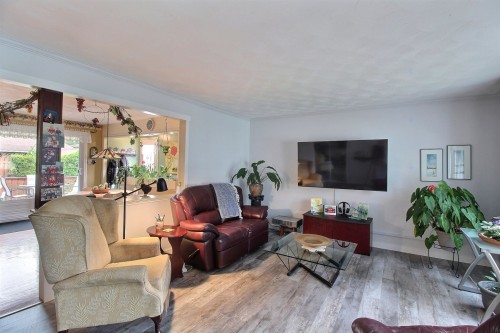Salon - 245 Rue Canadienne, Val-D'Or, QC 
