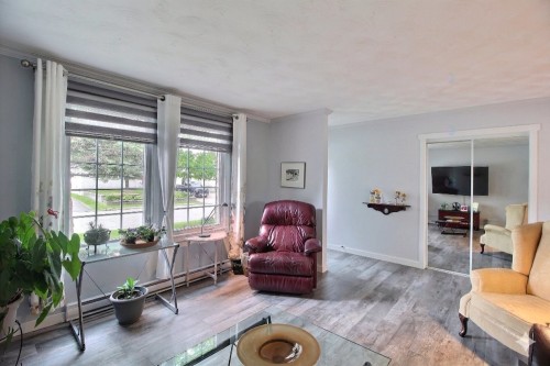 Salon - 245 Rue Canadienne, Val-D'Or, QC 