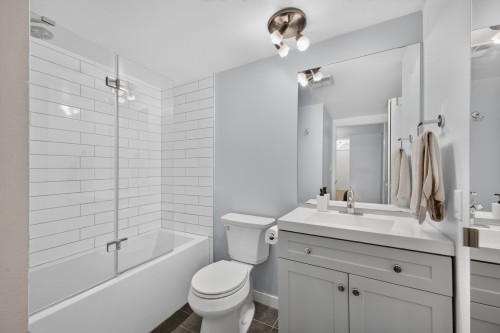 Salle de bains - 210-1225 Rue Notre-Dame O., Montréal (Ville-Marie), QC 