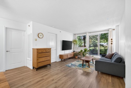 Salon - 210-1225 Rue Notre-Dame O., Montréal (Ville-Marie), QC 