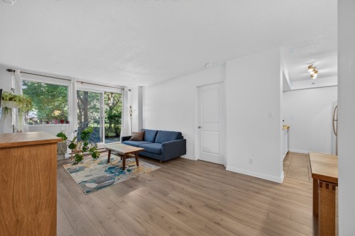 Salon - 210-1225 Rue Notre-Dame O., Montréal (Ville-Marie), QC 