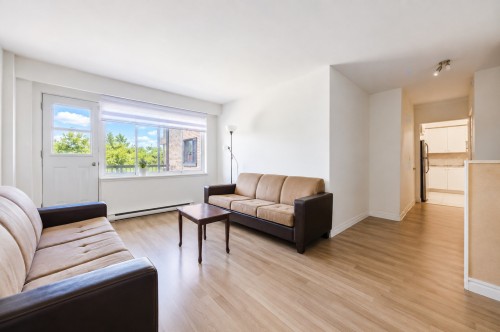 Salon - 203-575 Av. Glengarry, Mont-Royal, QC 