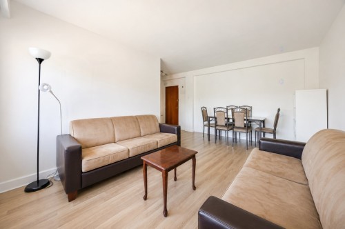 Salon - 203-575 Av. Glengarry, Mont-Royal, QC 