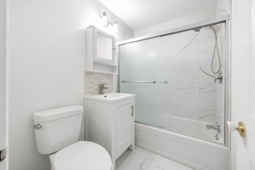 Salle de bains - 203-575 Av. Glengarry, Mont-Royal, QC 