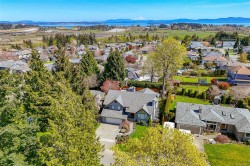 6435 Loganberry Pl Central Saanich, BC V8Z 7E6