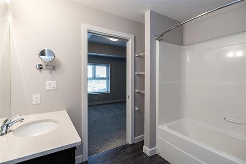 211-80 Barnes St, Winnipeg, MB 