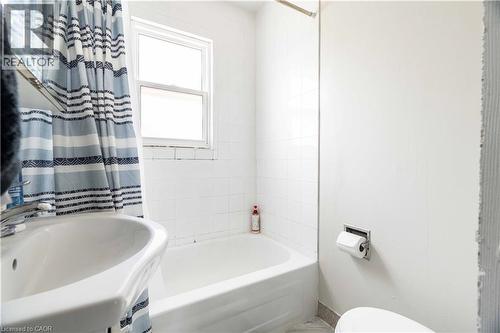 Upper level four piece bathroom w/tub (now vacant) - 1519 Howland Avenue, London, ON 