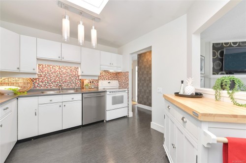 #301-2490 Bevan Ave, Sidney, BC 