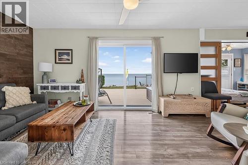 12075 Augustine Road, Wainfleet, ON - Indoor Photo Showing Living Room