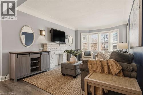 Main house: living room - 148 Huxley Avenue S, Hamilton, ON 