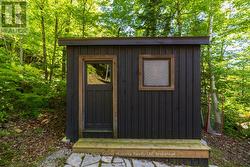 Handy shed at water's edge - 