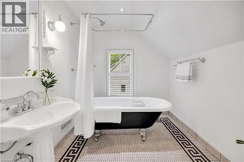 455 Nelson Avenue, Burlington, ON - Indoor Photo Showing Bathroom