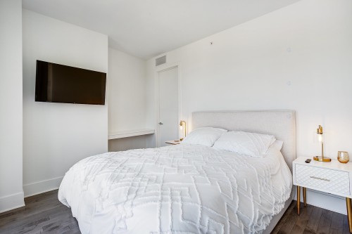 Bedroom - 604-360 Rue Atateken, Montréal (Ville-Marie), QC 