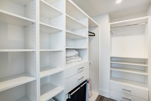 Closet - 604-360 Rue Atateken, Montréal (Ville-Marie), QC 